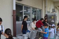 食缶受け取り