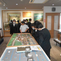 展示室見学２