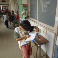 シールを貼りながら移動