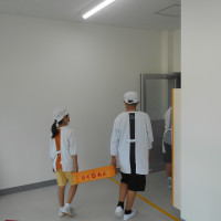 配膳室を出る