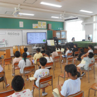 座って合唱