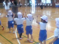輪になって踊る（フォーカス）